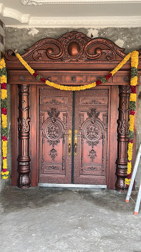 THE GRAND DOORS AND TRADERS